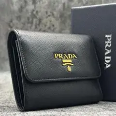 現行 極美品✨プラダ メタルロゴ サフィアーノ 三つ折り財布 ブラック