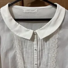 お値下げ‼️《美品ローリーズファーム　丸襟ブラウス　レース飾り裾フレアー　Ｍサイズ