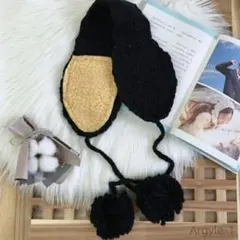 黒のポンポン付きニット耳あて