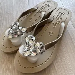 【新品】Sand by Saya ミッドウェッジサンダル ハートビジューのサムネイル