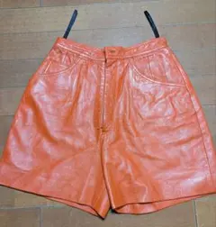 オレンジ レザー ショートパンツ