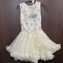 美品　スパンコール　フリル付き ドレス　120センチ お花のヘアバンド付き