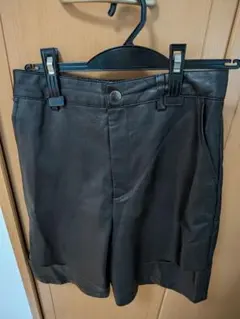 黒 合成皮革 ショートパンツ