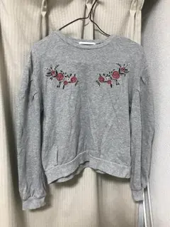 花の刺繍入りトレーナー グレー
