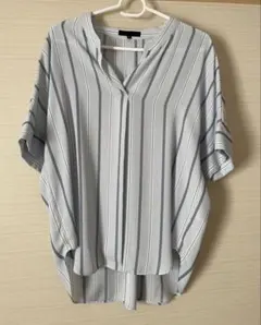 オンワード　水色と白とネイビーのストライプ Vネック半袖シャツ Sサイズ
