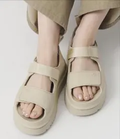 ＜UGG＞ゴールデングロウ サンダル　ナチュラルのサムネイル