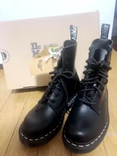 ドクターマーチン 8ホール ホワイトステッチ ショートブーツ 編み上げ