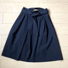 UNTITLED、紺色スカート