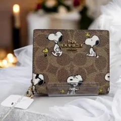 【新品未使用】COACH コーチスヌーピー二つ折り財布人気 シグネチャー