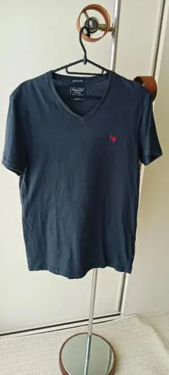 【М〜L】アバクロ　ネイビー Vネック半袖 Tシャツ 赤い刺繍