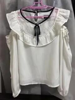 フリル付きオフショルダーブラウス