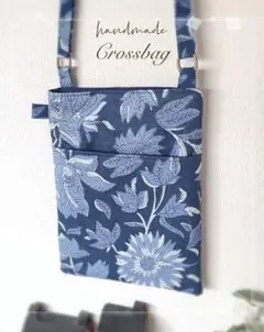 匿名配送✧*。藍色 花柄 スマホポシェット✧*。 プレゼントにも