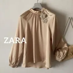 【極美品】ZARA ザラ サテンブラウス ハイネック 花柄刺繍コサージュデザイン
