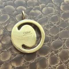 Chloe クロエ　ペンダント　ウォレット　チャーム イニシャルC ゴールドのサムネイル