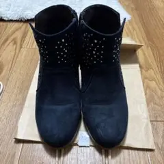 スタッズ付き濃紺スエードブーツ