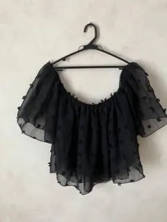 黒のオフショルダー半袖シャツ