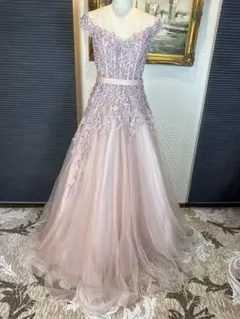 スモークピンクのオフショルダー刺繍ドレス