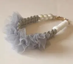 グレー チュールフリル パール ハンドストラップ　パラコード