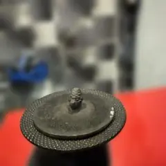 金属製円形灰皿 装飾的な頭部付き
