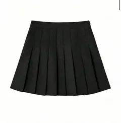 黒のミニ丈プリーツスカート