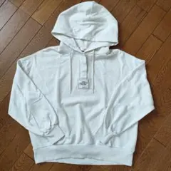 ホワイト フード付きパーカー　ピンクラテ