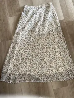 （美品）春服　アイボリー フラワー ロングスカート　レディースのサムネイル