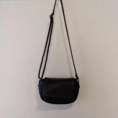 黒い合成皮革ショルダーバッグ