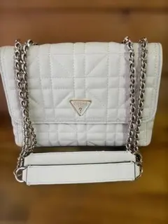 GUESS ホワイト キルティング ショルダーバッグ