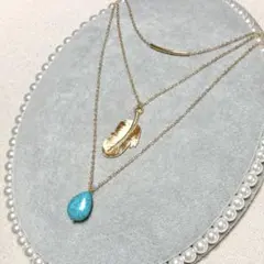 ゴールドカラーターコイズブルードロップフェザーパイプチャーム３連ネックレス