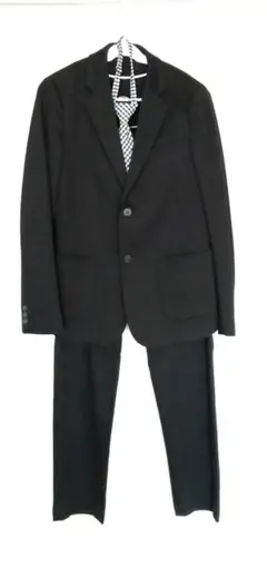 UNIQLO 160cm 黒いジャケットとパンツ、ネクタイ付き