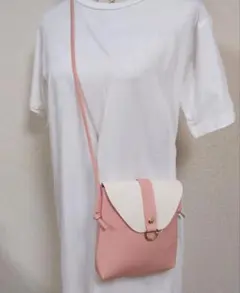 ピンクとホワイトのショルダーバッグ　スマホバッグ　ポシェット