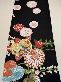 京友禅　はぎれ〈6106〉桜　橘　松　菊　金彩　黒地模様　着物Kyo yuzen