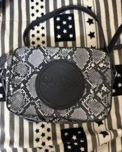 GUESS ヘビ柄ショルダーバッグ グレー