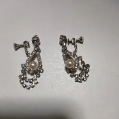 パールとクリスタルのドロップ型イヤリング