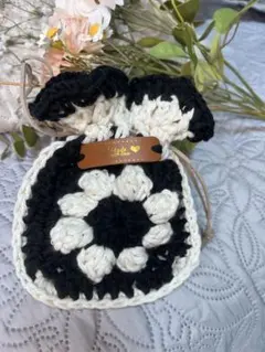 ハンドメイド グラニースクエアポーチ　巾着　黒と白（マリクワ風）