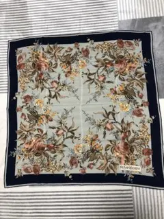 Yves Saint Laurent 花柄スカーフ