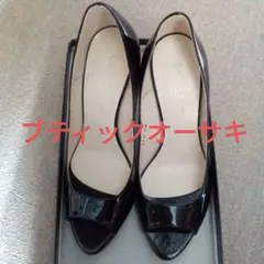 エナメル素材の黒いオープントゥウエッジヒール 23.5