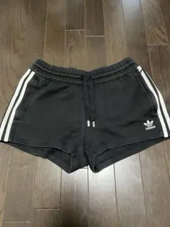 adidas ブラック ショートパンツ
