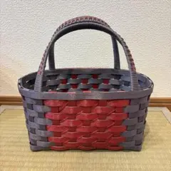 グレーと赤の編み込みかごバッグ