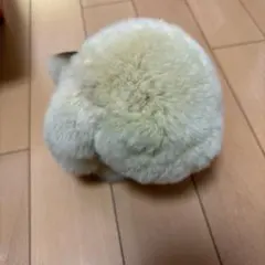 クリーム色のウサギ型ぬいぐるみ