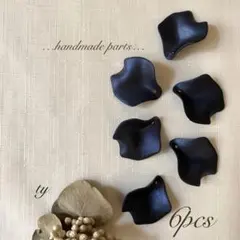 ☘️艶あり花びらパーツ　26㎜　ネイビー　6ピース