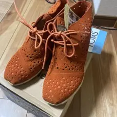 TOMS 未使用品　レースアップ　ウェッジソールブーツ　オレンジ　トムスのサムネイル