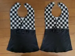 黒と白のチェック柄スタイ2枚セット　双子　靴下付き