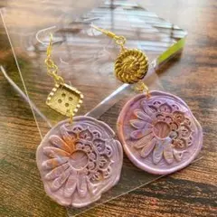 ピアス ハンドメイド アシンメトリー 紫 花 ゴールド ボタン 軽量 揺れる