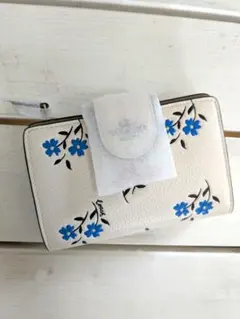 新品未使用✳️Coach✳️コーチ✳️花柄二つ折り財布✳️白✳️キュート♡