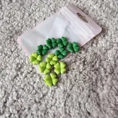 四つ葉　クローバー　デコレーションパーツ　10個　2色