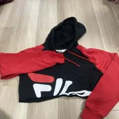 FILA クロップドフードパーカー XS 黒/赤