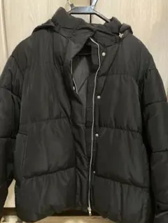 フード付き ブラック ダウンジャケット