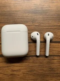 Apple AirPods 本体 第2世代 充電ケース付きのサムネイル