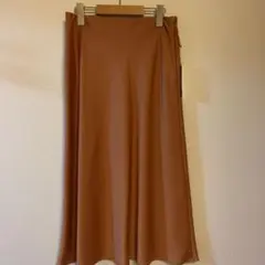 ユニクロ　サテンナローフレアスカート　新品